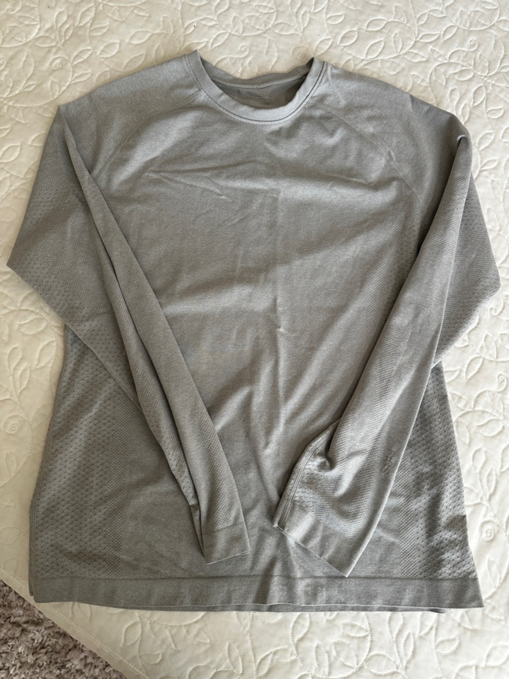 Figs Women’s Long-Sleeve Crewneck Shirt - Light Gray Salta